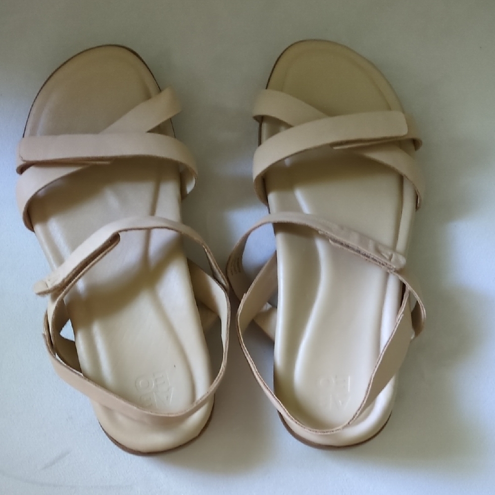 ABEO Kai Sandals Size 7 Like New
